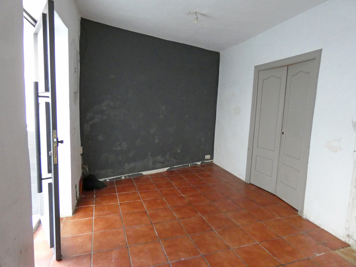 Spacious townhouse in the very centre of Alhaurín el Grande. The property needs a reform and a new kitchen.