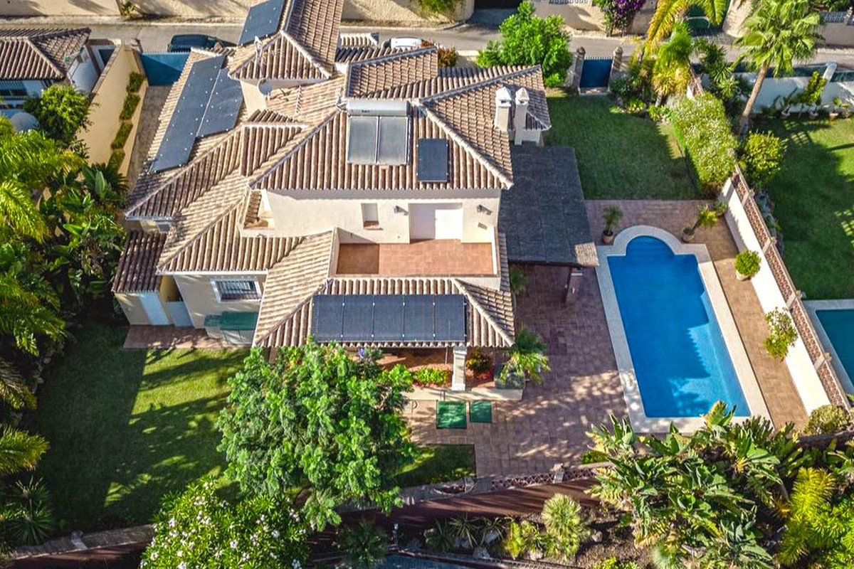 5 bedroom Villa For Sale in Guadalmina Alta, Málaga