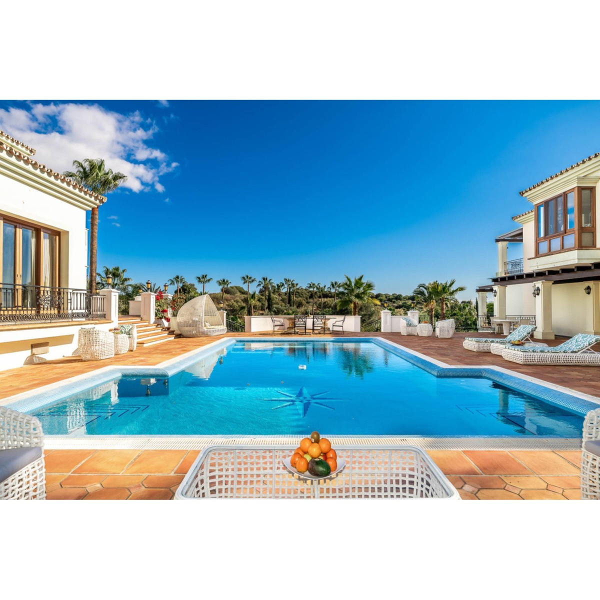 16 bedroom Villa For Sale in El Paraiso, Málaga
