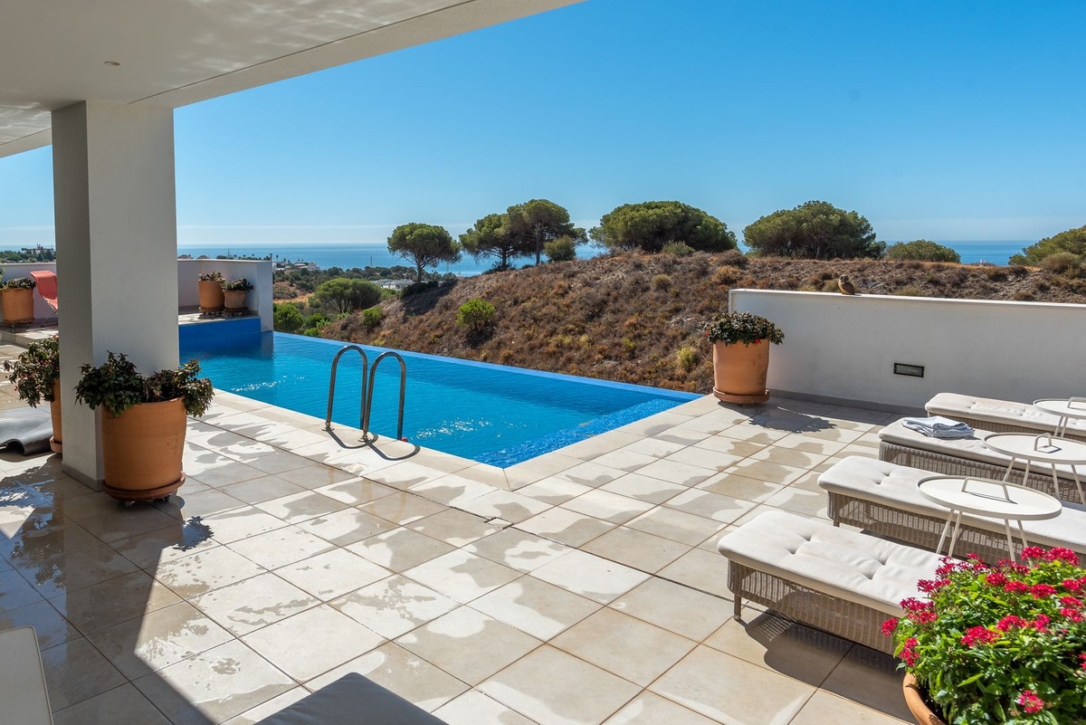 Newer villa centrally located in the lower part of La Cala, approx. 1.2 km up from the center and be, Spain