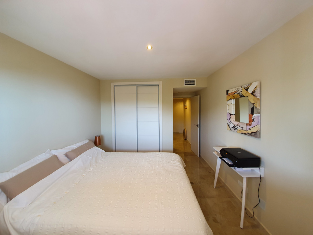 Stunning, spacious, 3 bed - 2 bath luxury apartment in Alcaidesa.