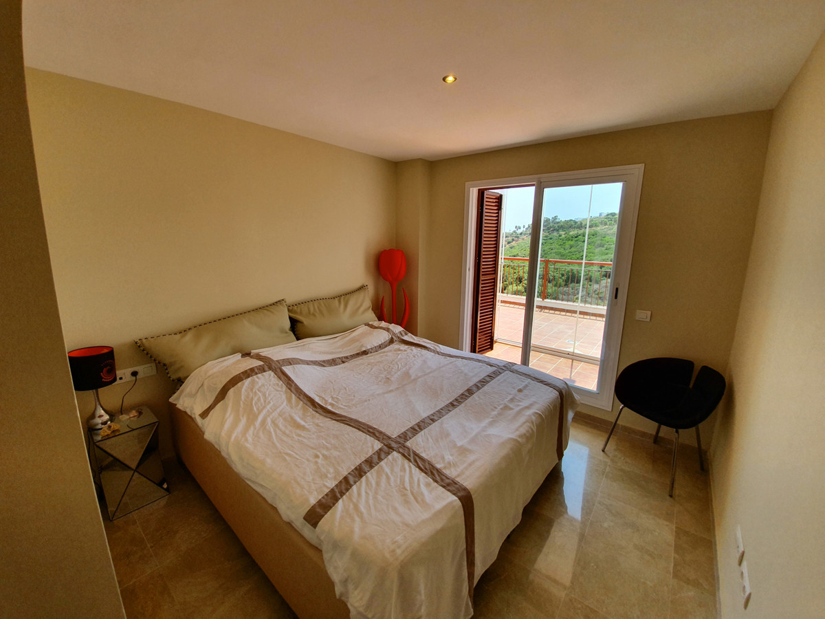 Stunning, spacious, 3 bed - 2 bath luxury apartment in Alcaidesa.