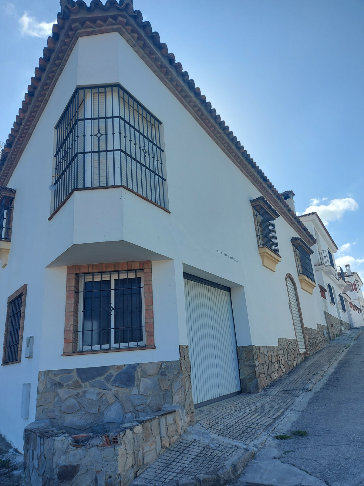 A SUPERB NEWLY CONSTRUCTED HOUSE FOR SALE IN JIMENA DE LA FRONTERA.
At the foot of the Los Alcornoca, Spain