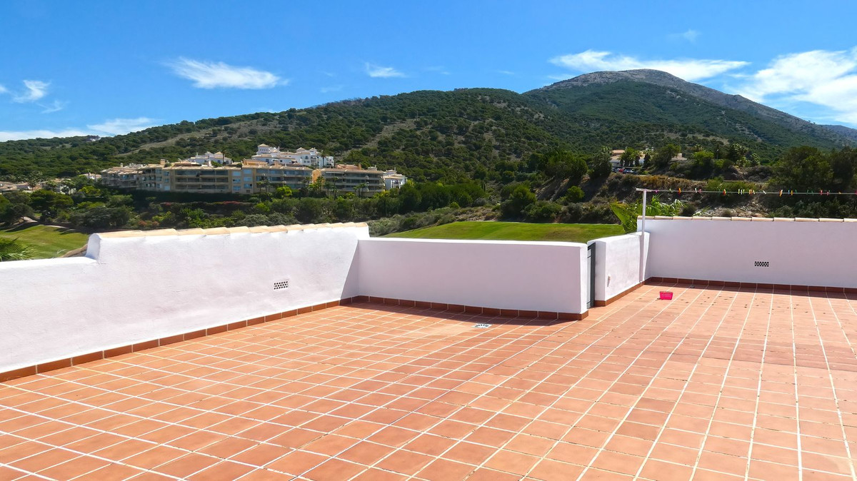 Fabulous 3-bedroom penthouse with an enormous roof terrace and stunning views across the golf course, Spain