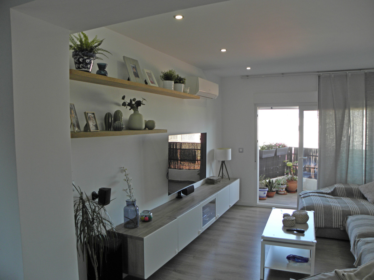 Cozy 2 bedroom apartment completely renovated, electricity, plumbing and new walls, spacious living , Spain