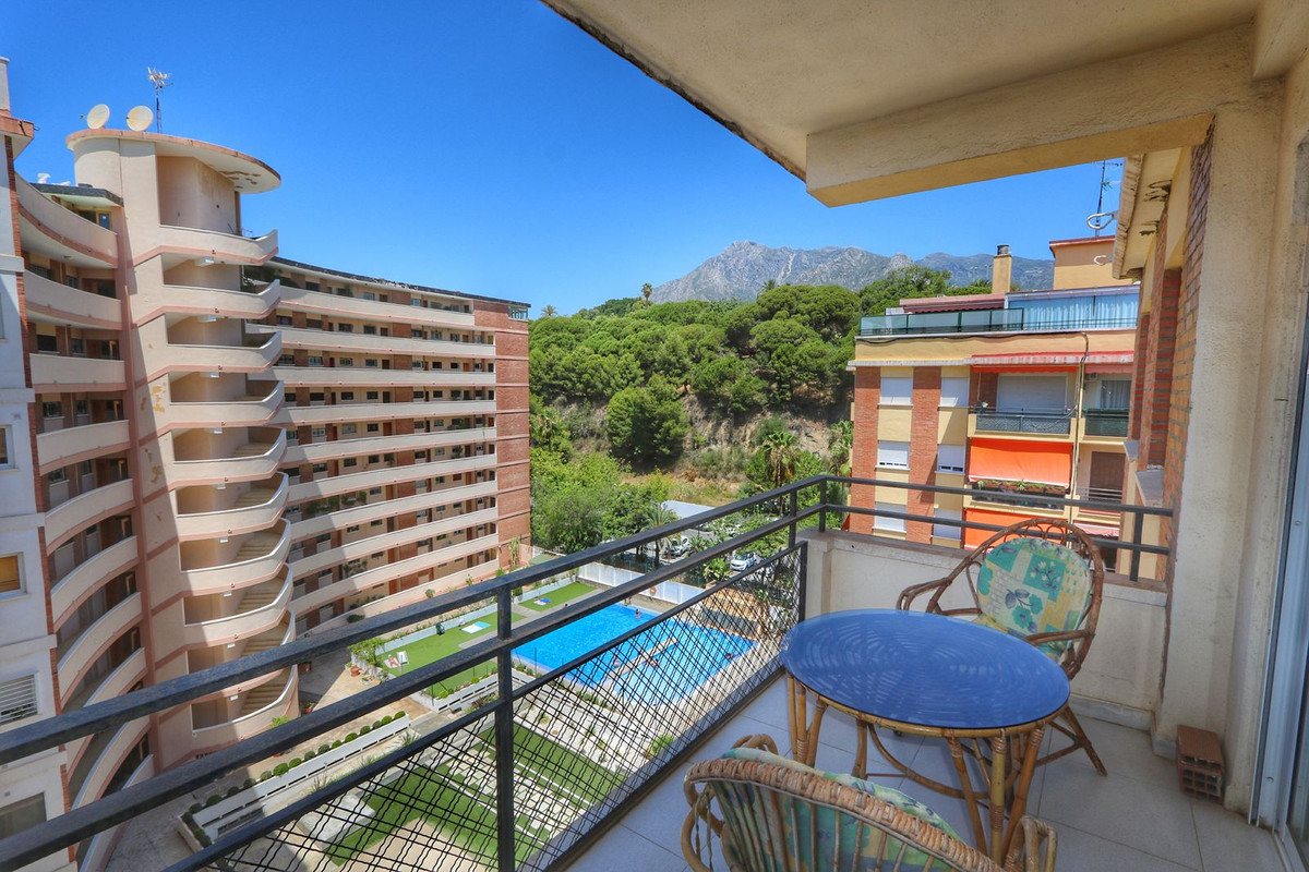Middle Floor Apartment for sale in Marbella R4383736