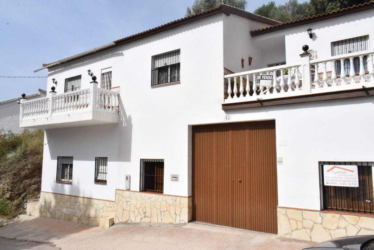 This detached house is located in the area of Rio Bermuza, a 10 minutes drive to the village of Viñuela and only a 20 minute drive to the coast.