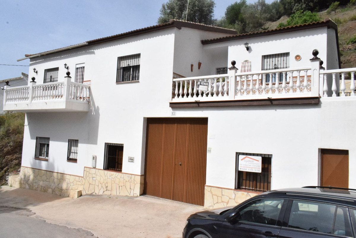 This detached house is located in the area of Rio Bermuza, a 10 minutes drive to the village of Viñuela and only a 20 minute drive to the coast.