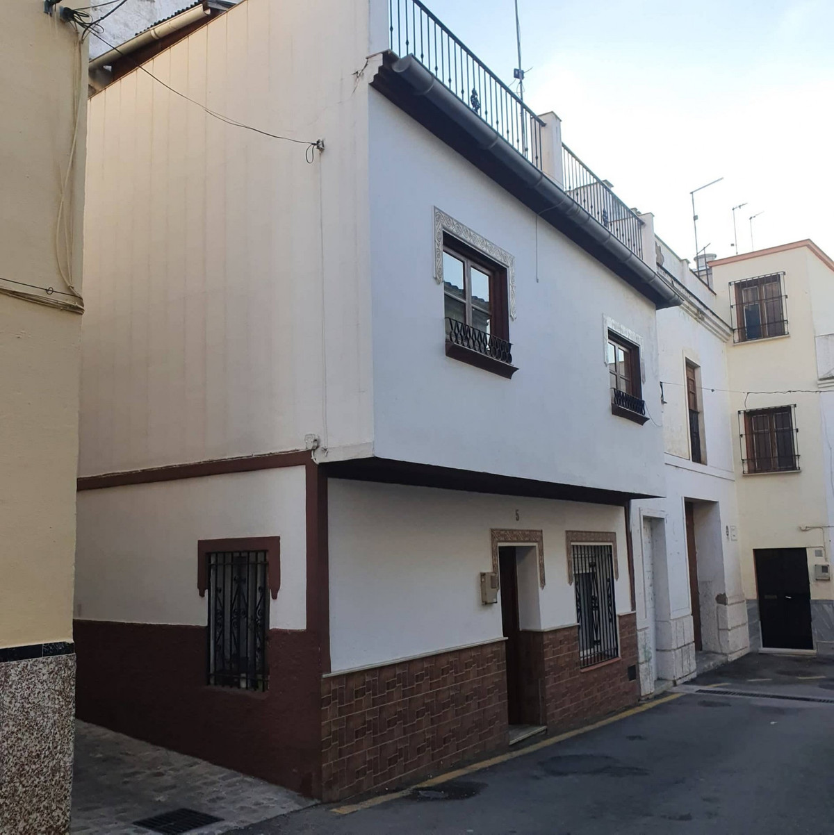 A great 3 bedroom townhouse with a good sized roof terrace next to the Alameda square in the centre , Spain