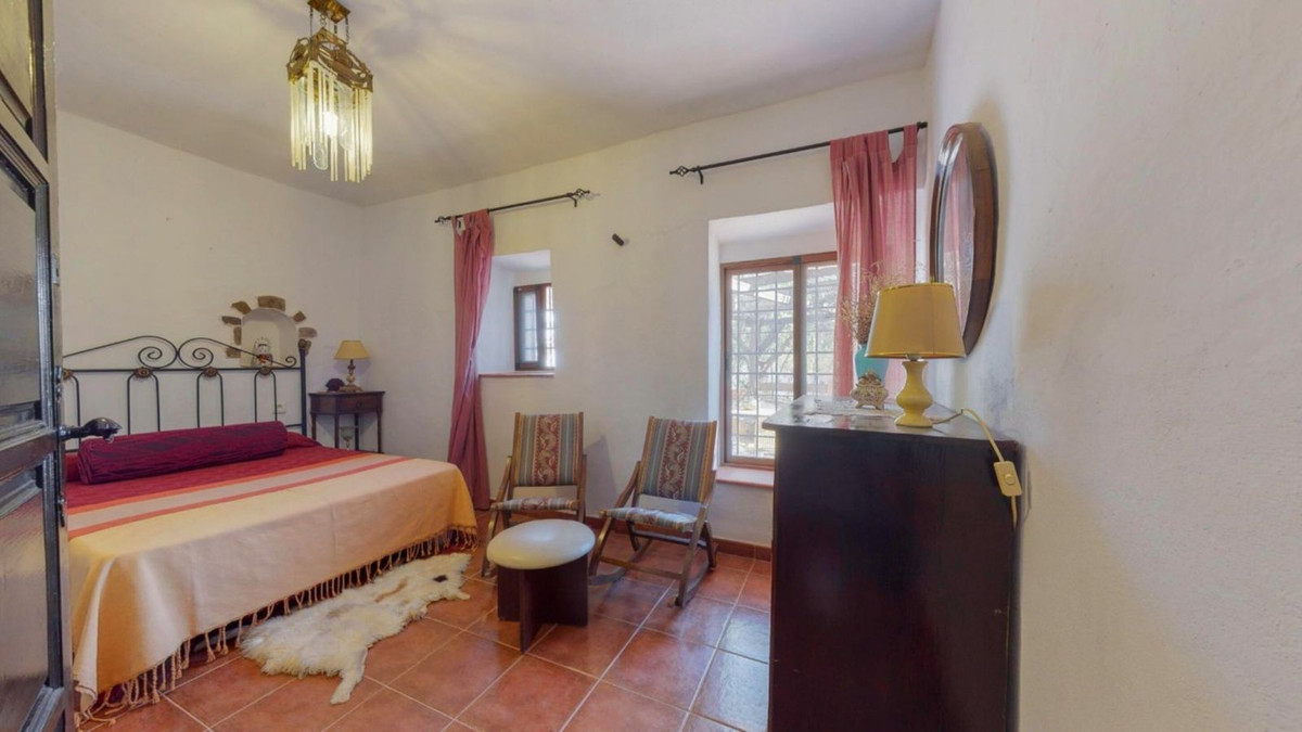 6 bed Property For Sale in Benahavis, Costa del Sol - thumb 14