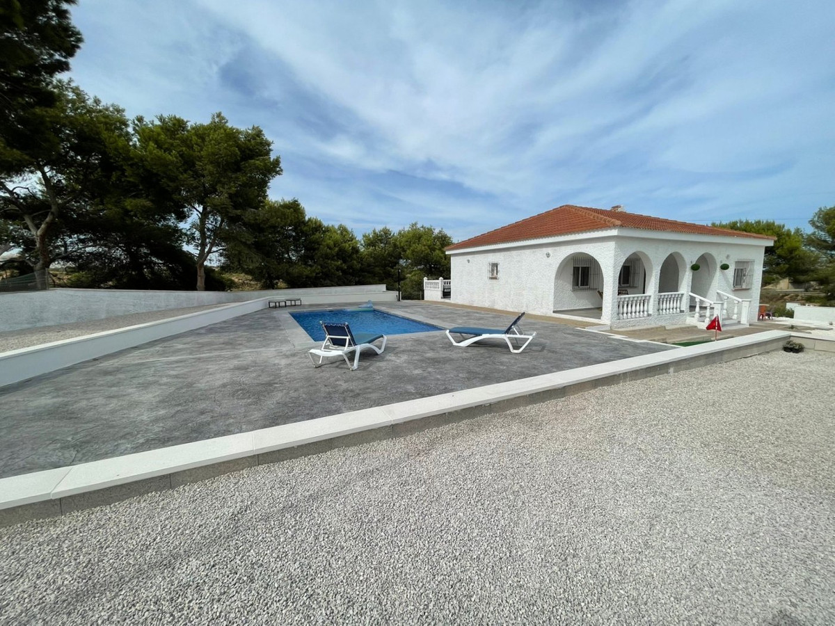 This 4 bedroom detached villa is situated on a sunny 1084m2 plot with lots of privacy. This Spanish , Spain