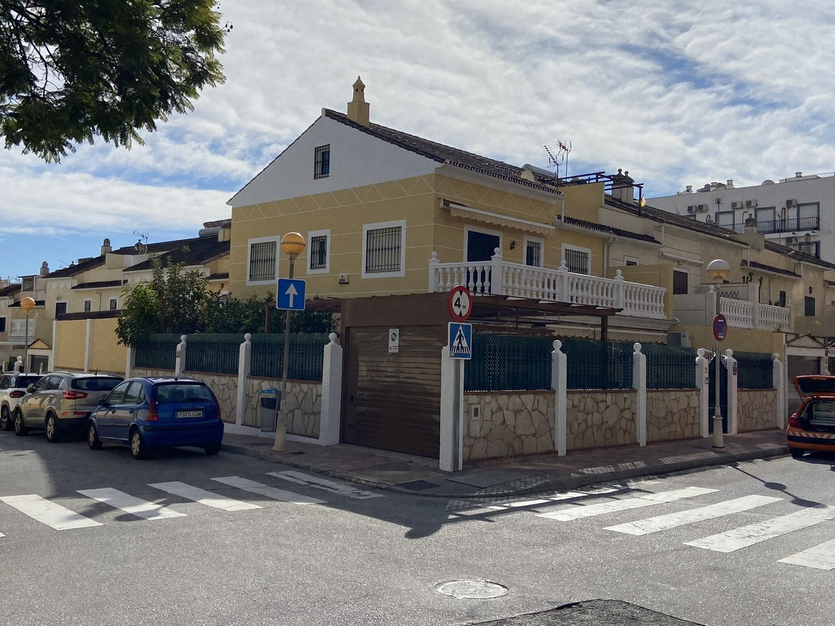 Beautiful semi-detached house, located in a corner, perfect for families. Near schools, supermarkets, Spain