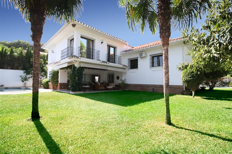Villa privately situated in prestigious area just 5 minutes walk from the beach and golf club