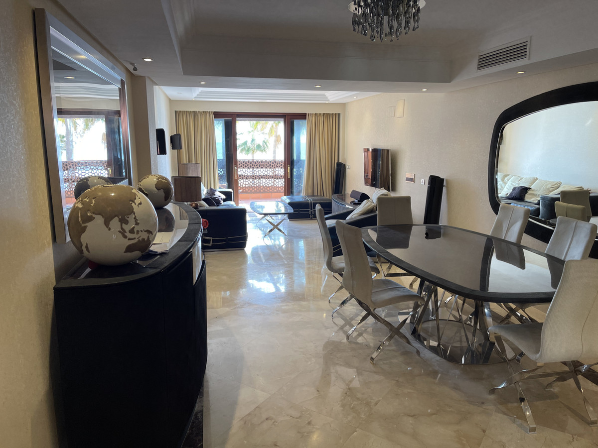 6 bedroom Apartment For Sale in New Golden Mile, Málaga