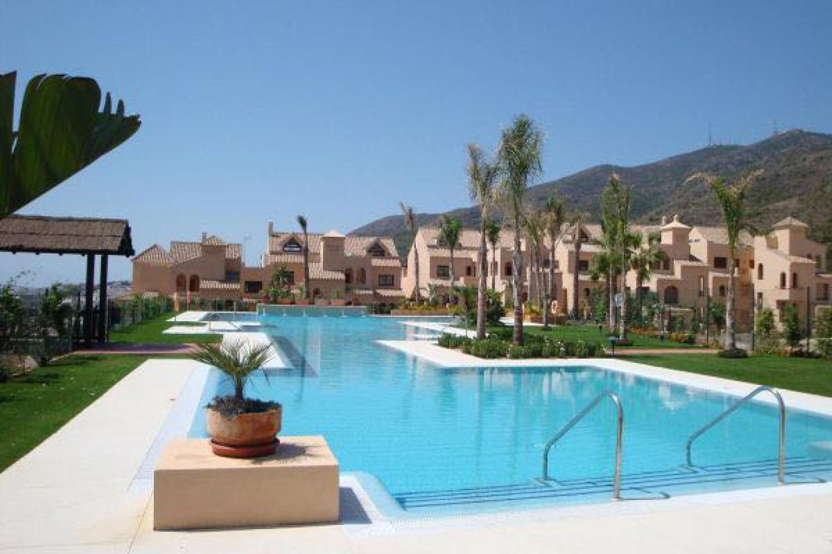 Beautiful high quality penthouse in a well-kept complex and benefits from a magnificent pool area. C, Spain