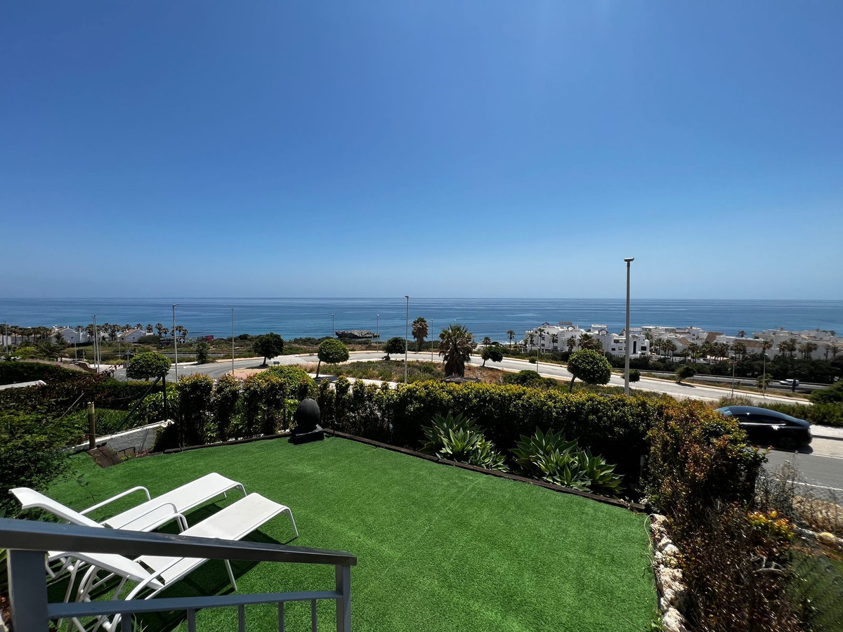 A unique and stunning apartment in Casares with panoramic views of the coast below.