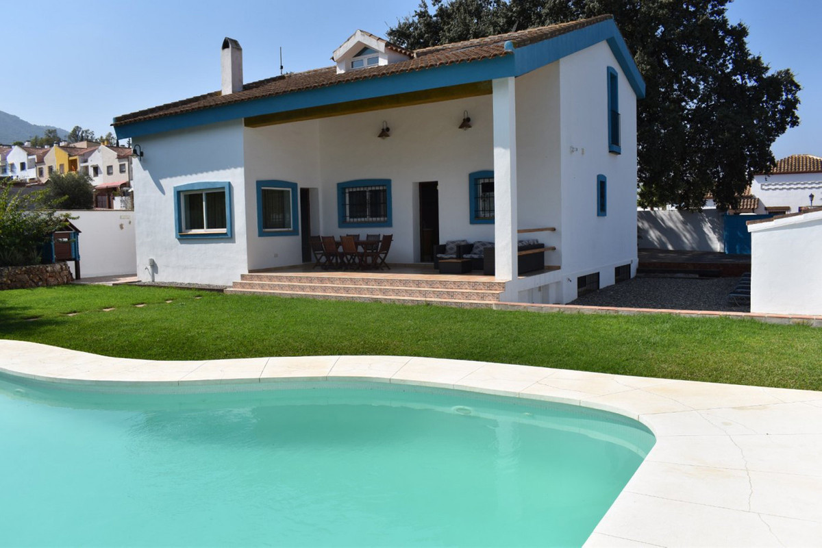 Detached villa, in one of the best urbanisations in Alhaurín el Grande, quiet area only 5 minutes from the town and 25 minutes from the airport.