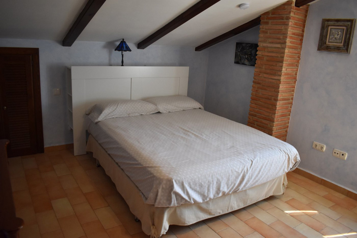 Detached villa, in one of the best urbanisations in Alhaurín el Grande, quiet area only 5 minutes from the town and 25 minutes from the airport.