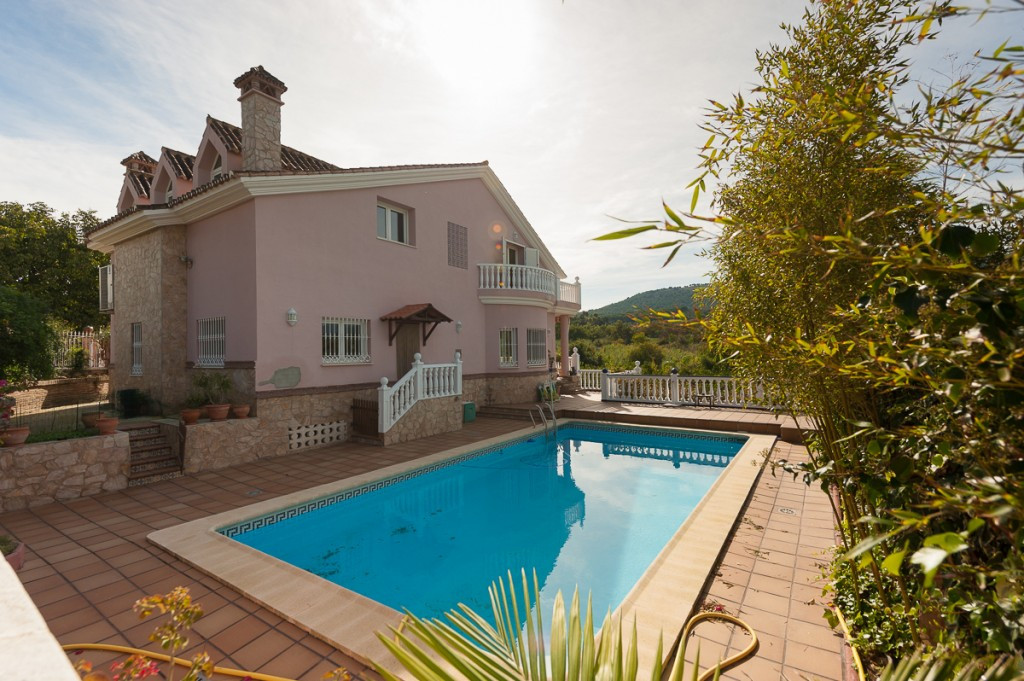 Fabulous finca with AFO that enjoys a large plot of land mainly with fruit trees for own use.