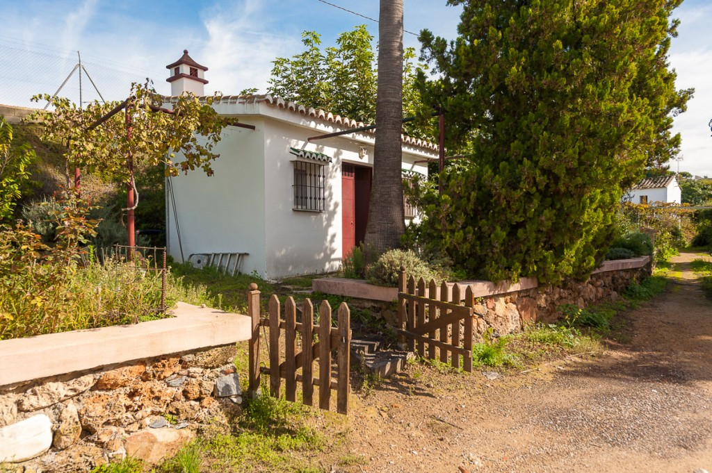 Fabulous finca with AFO that enjoys a large plot of land mainly with fruit trees for own use.