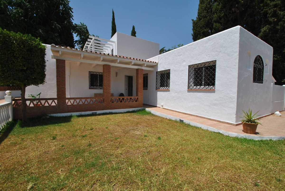New to the market, a detached villa in Cerros del Aguila, Mijas Costa priced to sell.

The villa sit, Spain