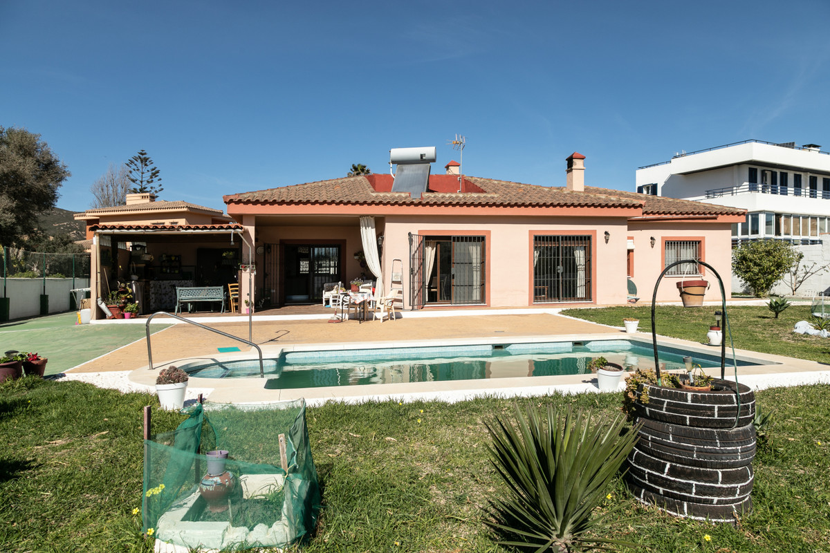 Newly built villa built on a plot of 1200 m2,
 The house has 3 spacious and bright bedrooms, 2 full , Spain