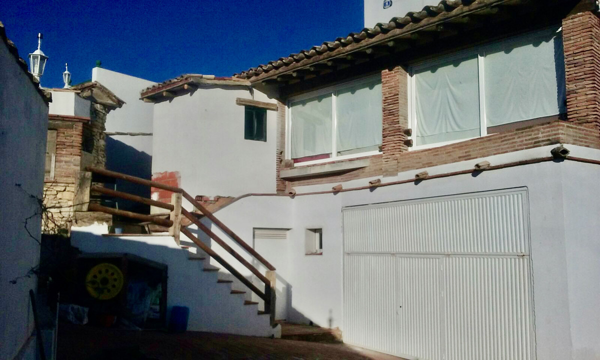 House in Arriate R3882136 2