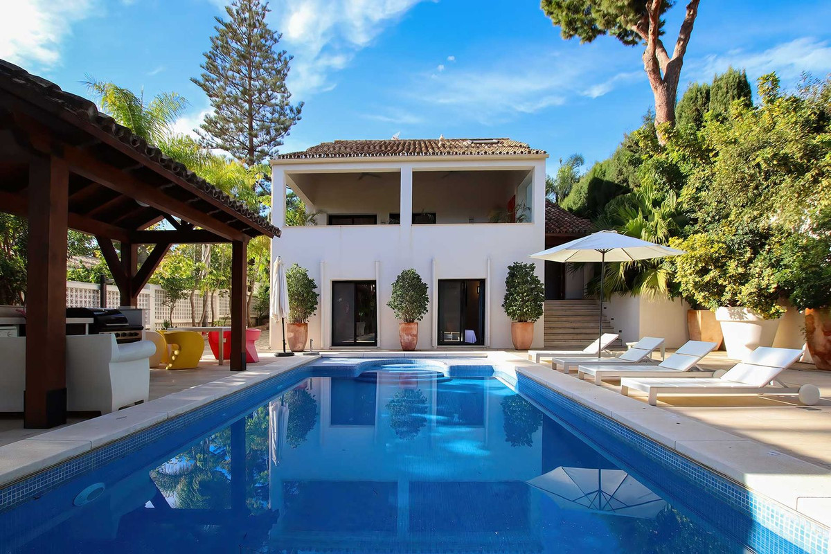 4 bedroom Villa For Sale in Los Monteros, Málaga