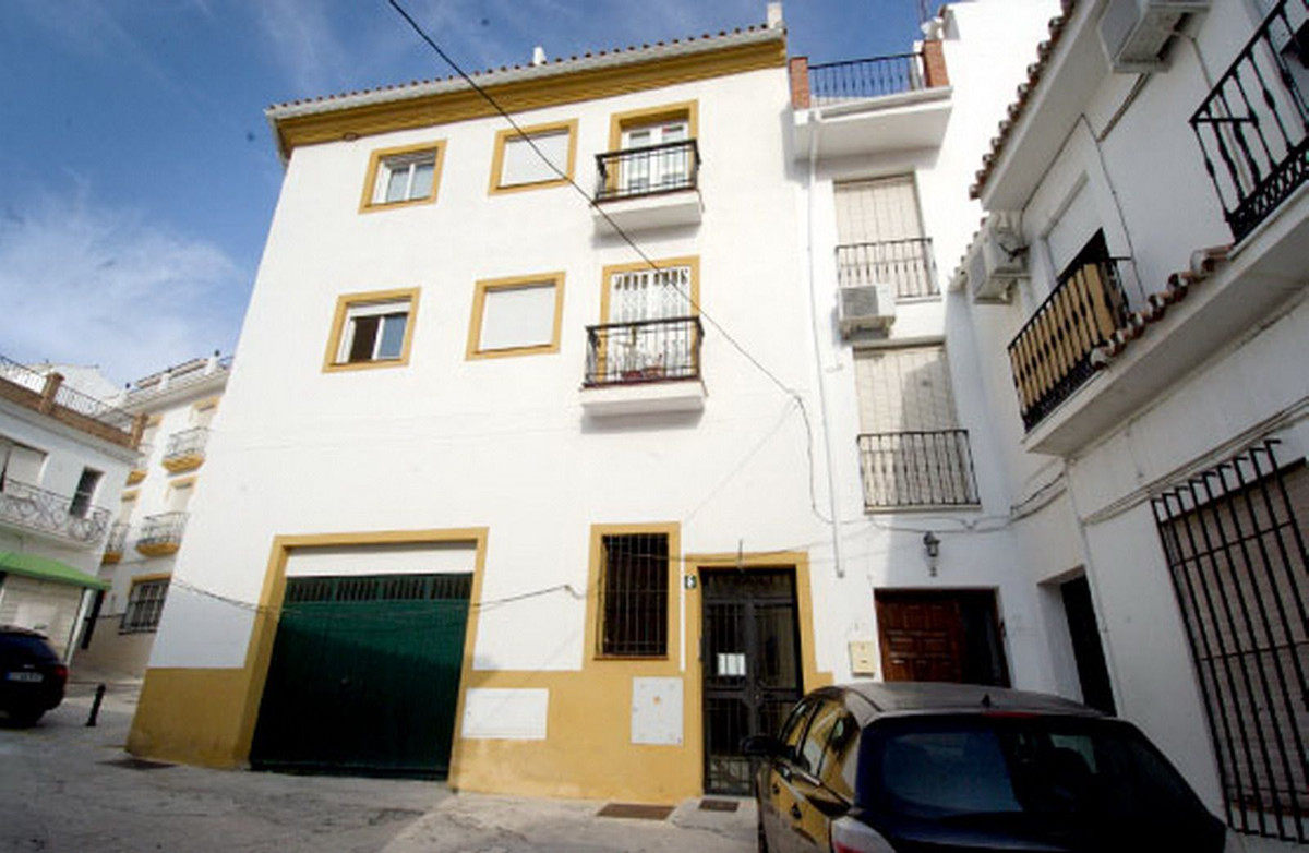 Middle Floor Apartment, Monda, Costa del Sol.
2 Bedrooms, 1 Bathroom, Built 90 m².

Setting : Countr, Spain