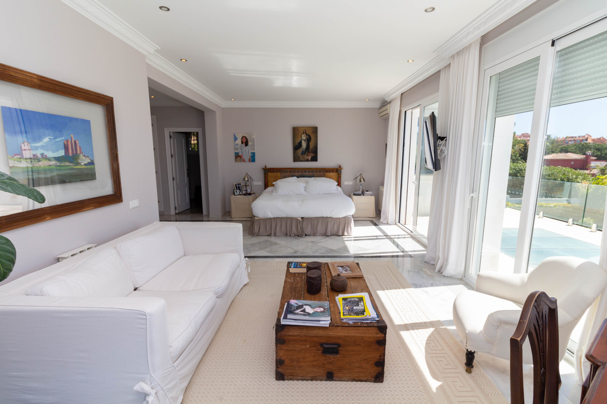 6 bedroom Villa For Sale in Hacienda Las Chapas, Málaga - thumb 24