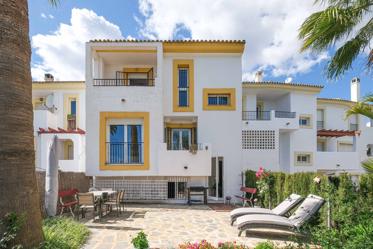 Semi-Vrijstaande Villa te koop in Riviera del Sol R4673038