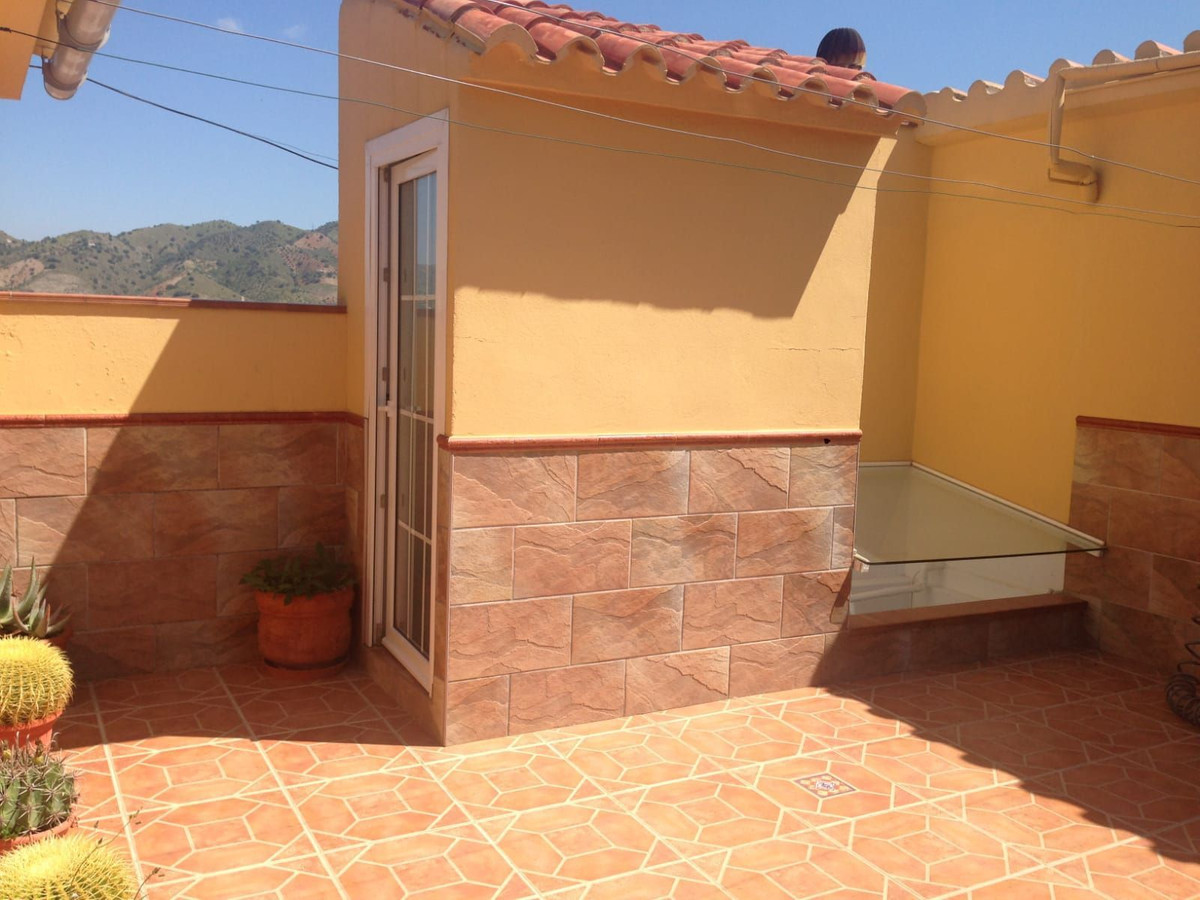 This well-located family home is located in a quiet area on the outskirts of the centre of Alora.