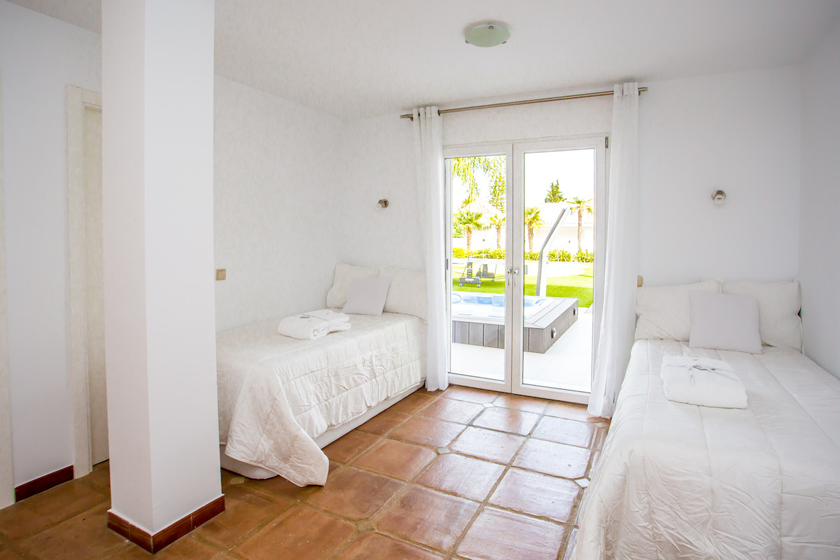 5 bedroom Villa For Sale in Nueva Andalucía, Málaga - thumb 17