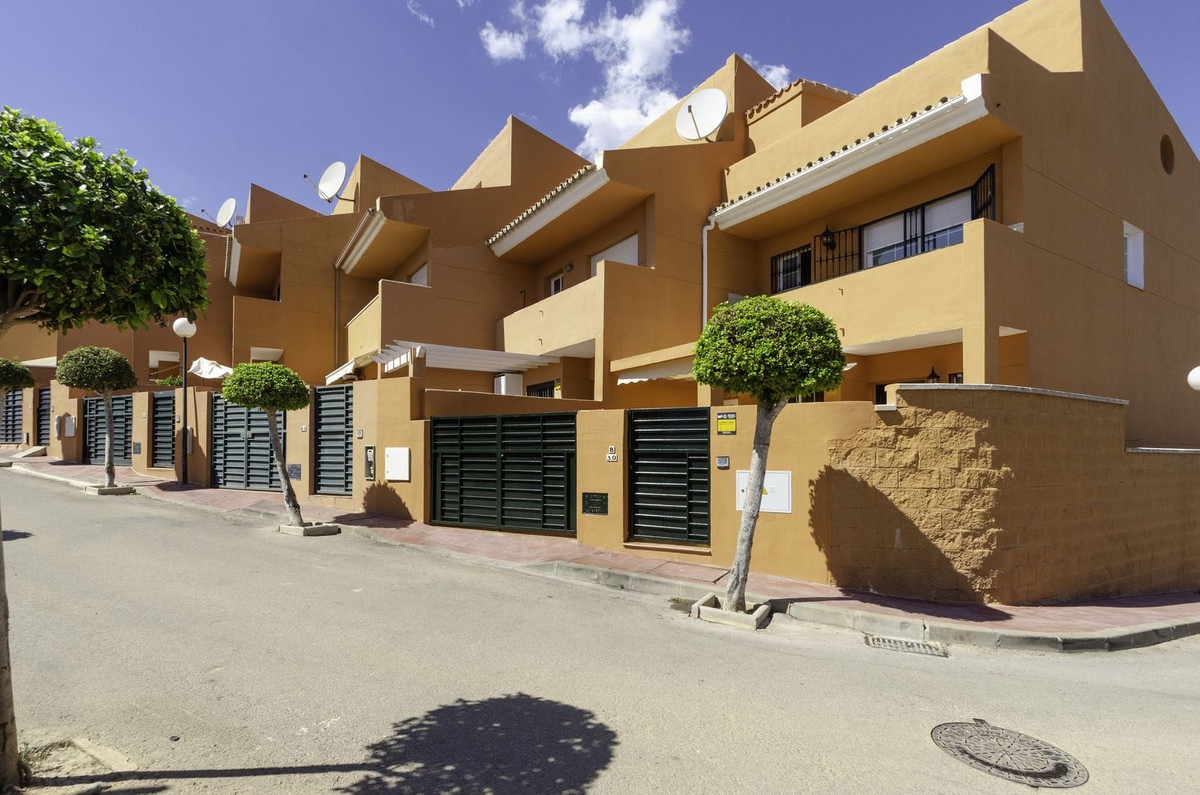 4 bedroom Townhouse For Sale in Benalmadena, Málaga - thumb 2