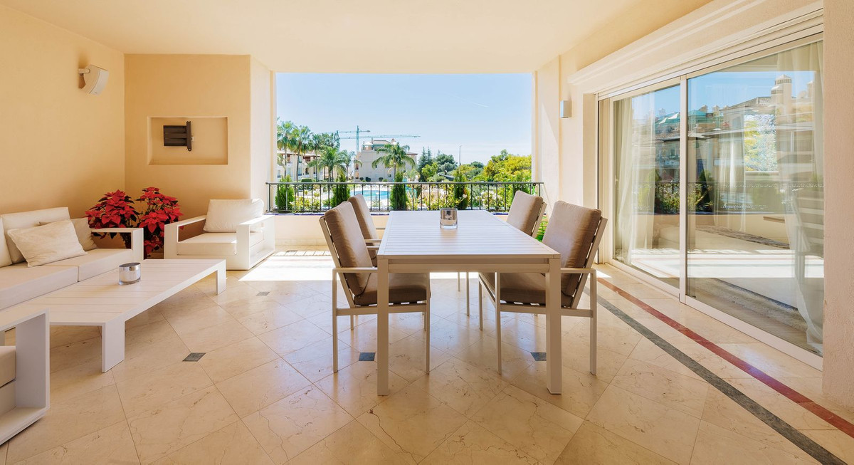 4 Bedroom Middle Floor Apartment For Sale The Golden Mile, Costa del Sol - HP4450201