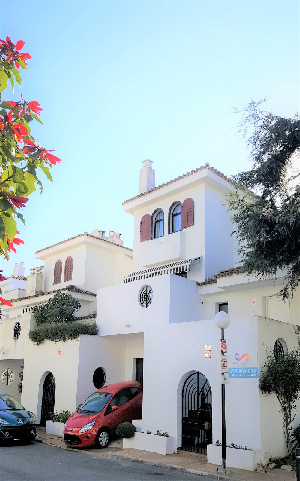 This is a fabulous 3 bedroom corner townhouse in the sought after Albayalde within walking distance , Spain