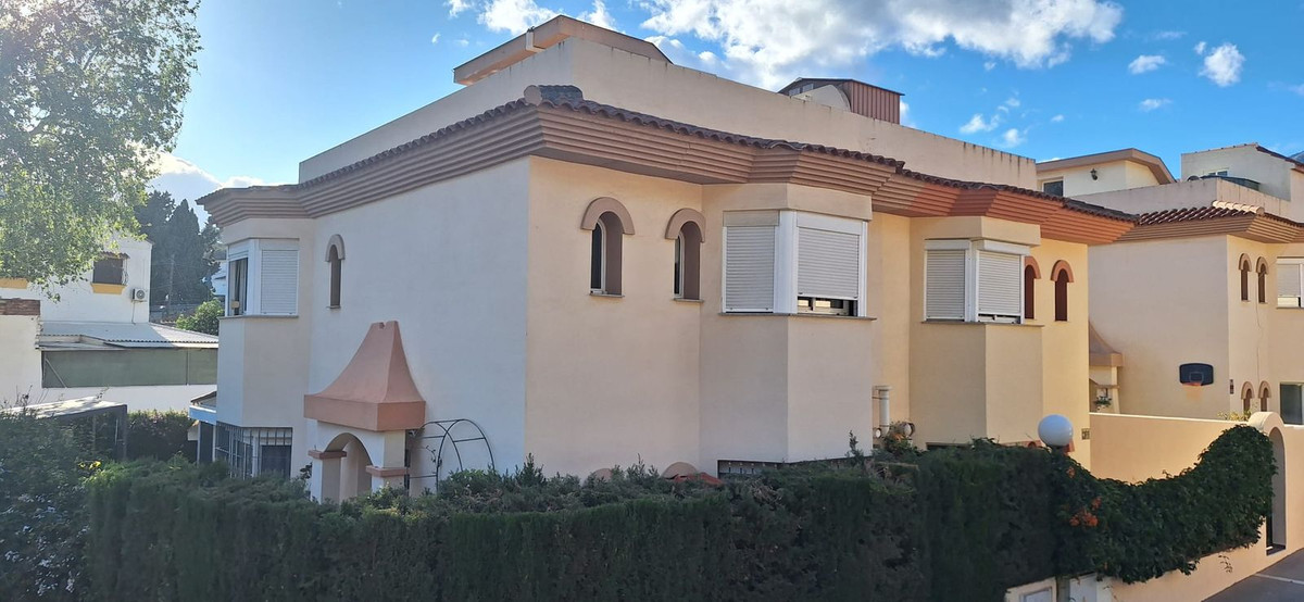						Villa  Pareada
													en venta 
																			 en Mijas
					