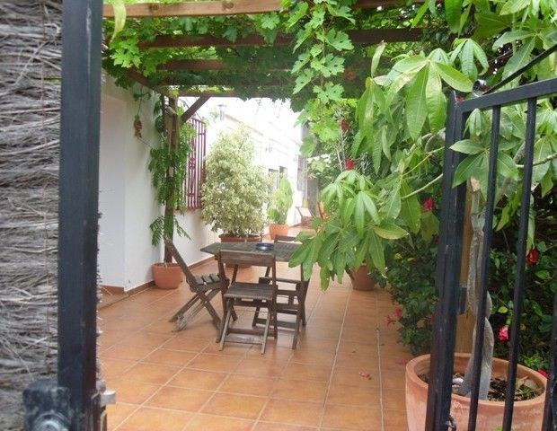 Breath taking 4 bedroom detached villa situated in the campo of Benajarafe with 3 bathrooms, very modern, spacious, inside courtyard with access to...