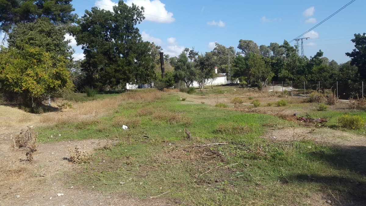 8000M2 PLOT, COIN. WATER, ELECTRICITY SERVICES. 136M2 OLD HOUSE WHICH NEEDS ALTERATIONS. IRRIGATION , Spain
