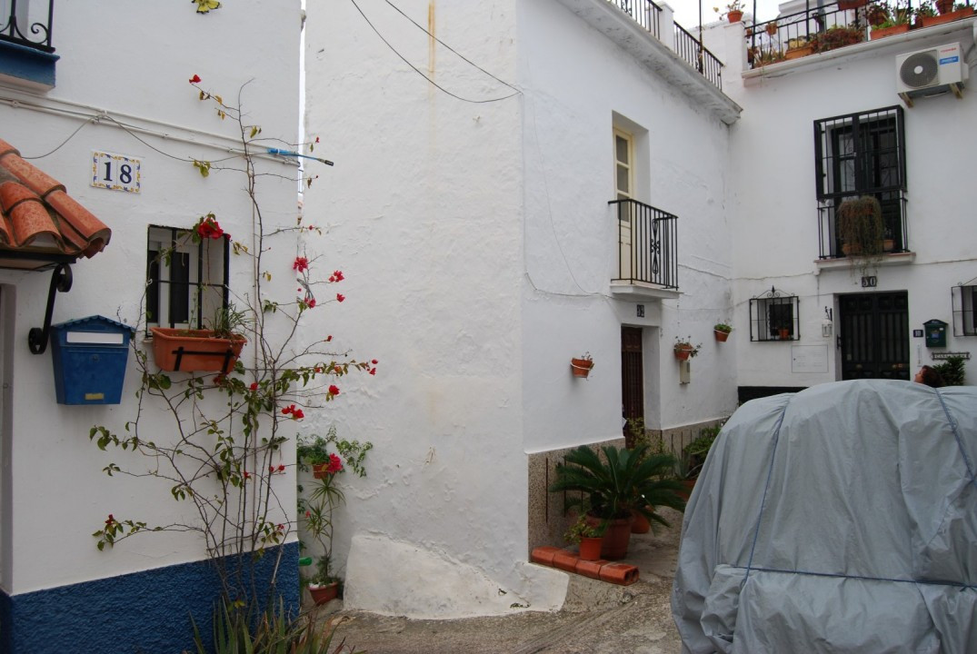 This ancient townhouse has lots of possibilities to create a wonderful permanent or holiday residenc, Spain
