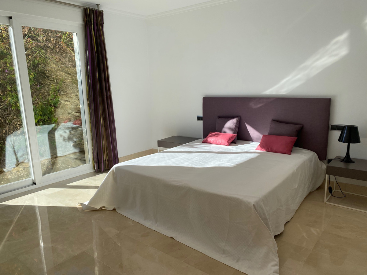 6 bedroom Villa For Sale in Altos de los Monteros, Málaga - thumb 8