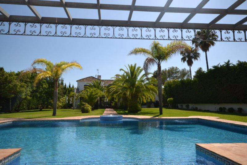 6 bedroom Villa For Sale in Guadalmina Baja, Málaga - thumb 2