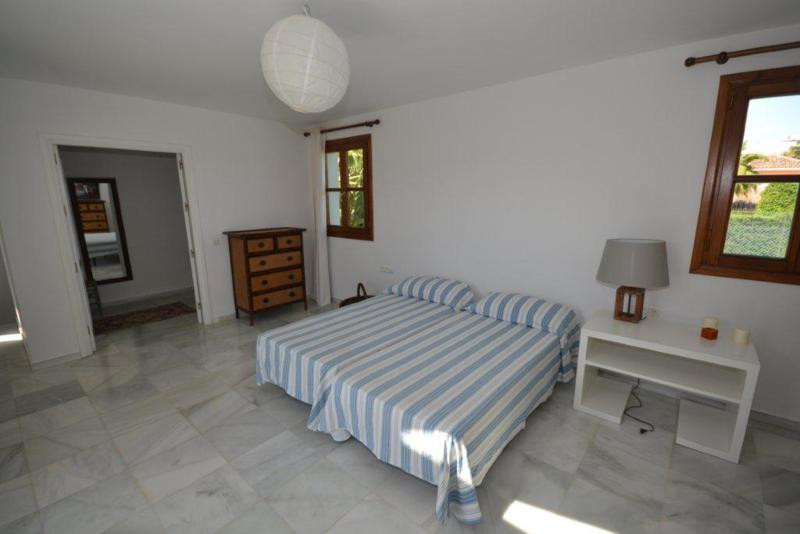 6 bedroom Villa For Sale in Guadalmina Baja, Málaga - thumb 30