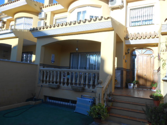 A very charming townhouse in Los Boliches
3 bedrooms, 2 batfrooms, 1 toilet
 with patio, barbecue, b, Spain