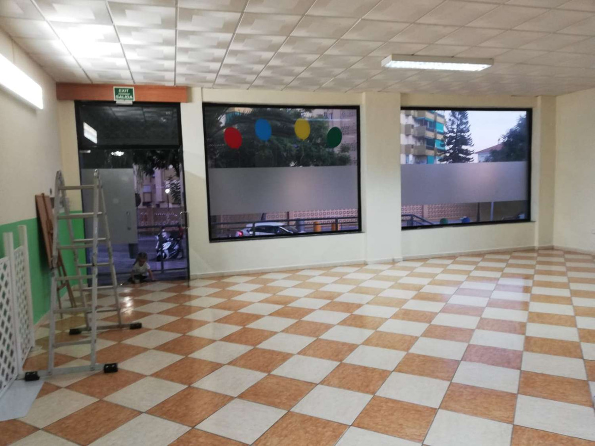 BC809-V FUENGIROLA - 120m2 premises for sale with 2 toilets, one for the disabled as well as hot/col, Spain