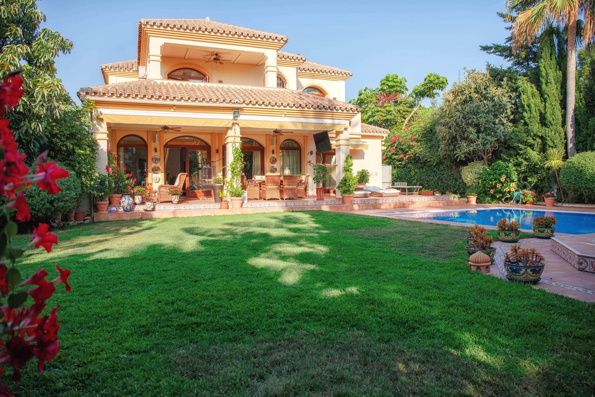 Fabulous classic style villa on beach side of Cortijo Blanco

Distributed on 2 floors, the house has, Spain