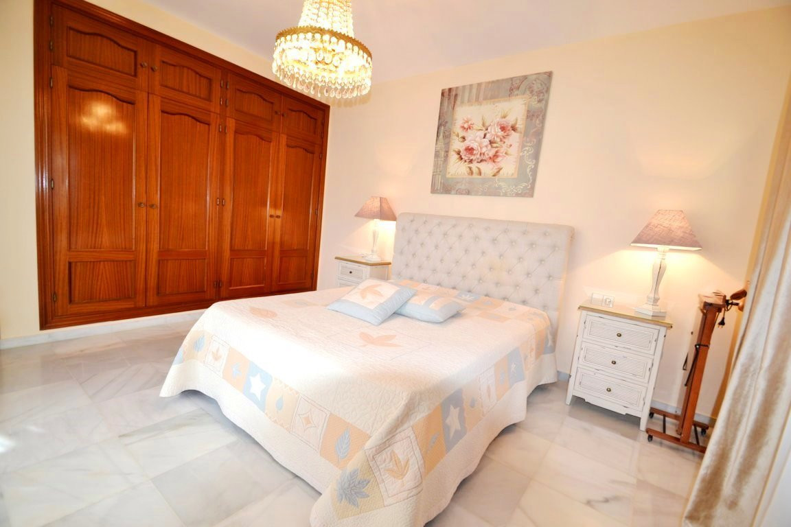 5 bedroom Villa For Sale in El Paraiso, Málaga - thumb 14
