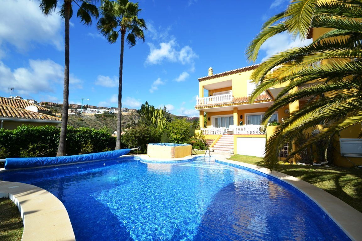 5 bedroom Villa For Sale in El Paraiso, Málaga - thumb 3