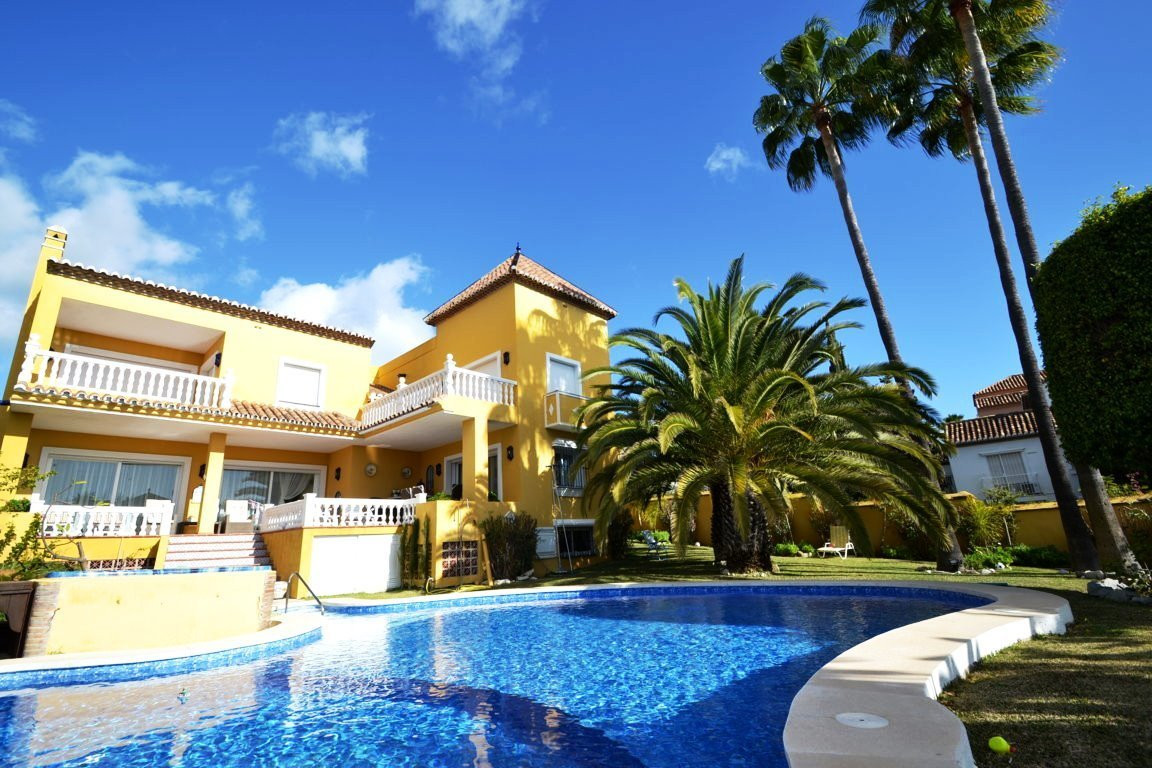 5 bedroom Villa For Sale in El Paraiso, Málaga - thumb 40