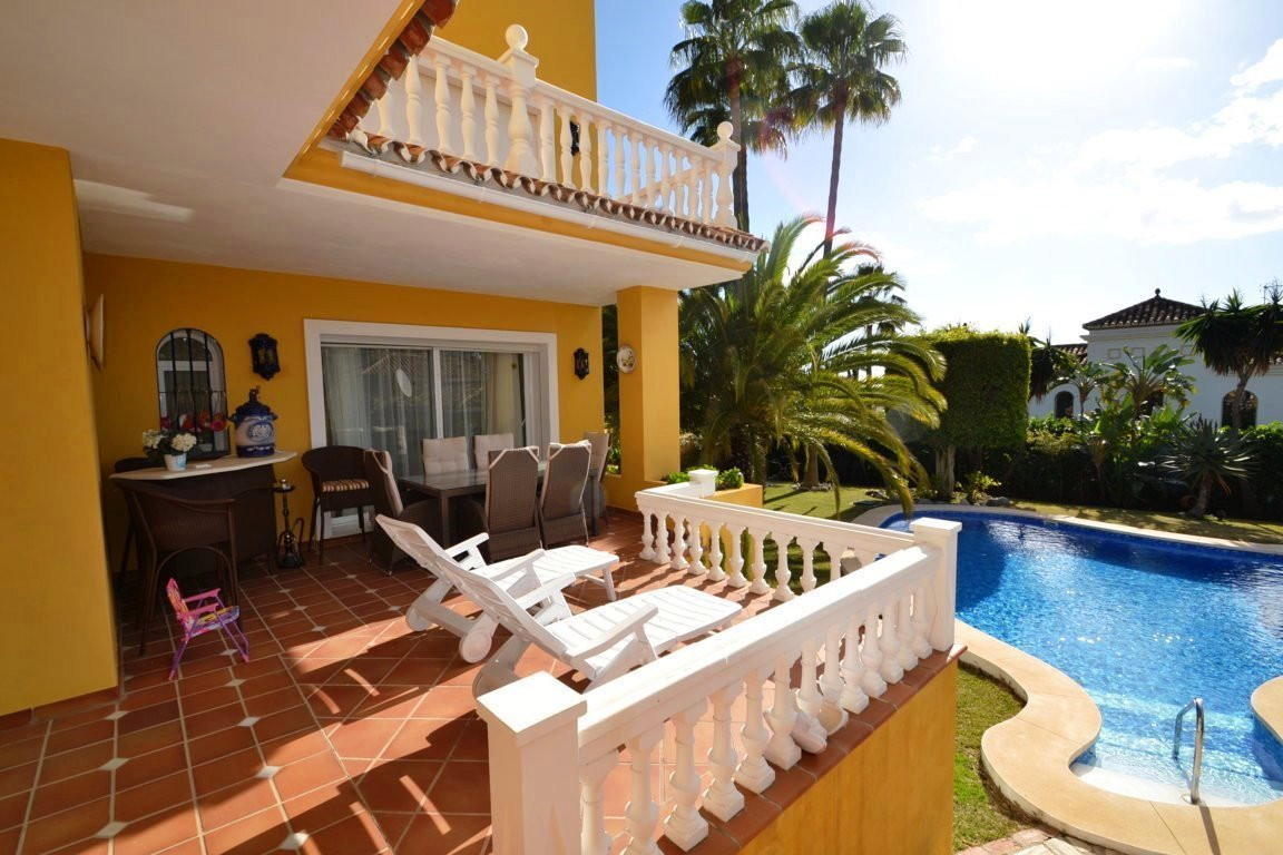 5 bedroom Villa For Sale in El Paraiso, Málaga - thumb 8
